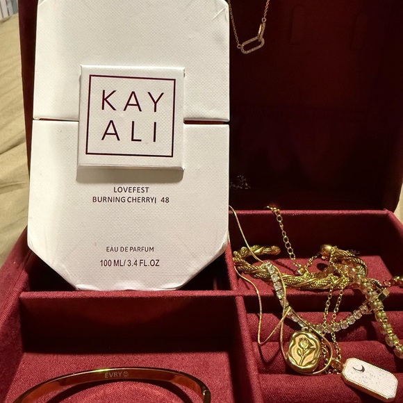 Kayali Lovefest Burning Cherry 48 - Picture 3 of 5